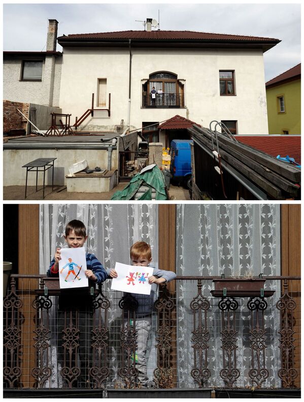 Сводные братья Доминик Новак, 9 лет, и Филип Касуба, 6 лет, со своими рисунками на балконе дома в Нове Йирни, Чехия - Sputnik Moldova-România