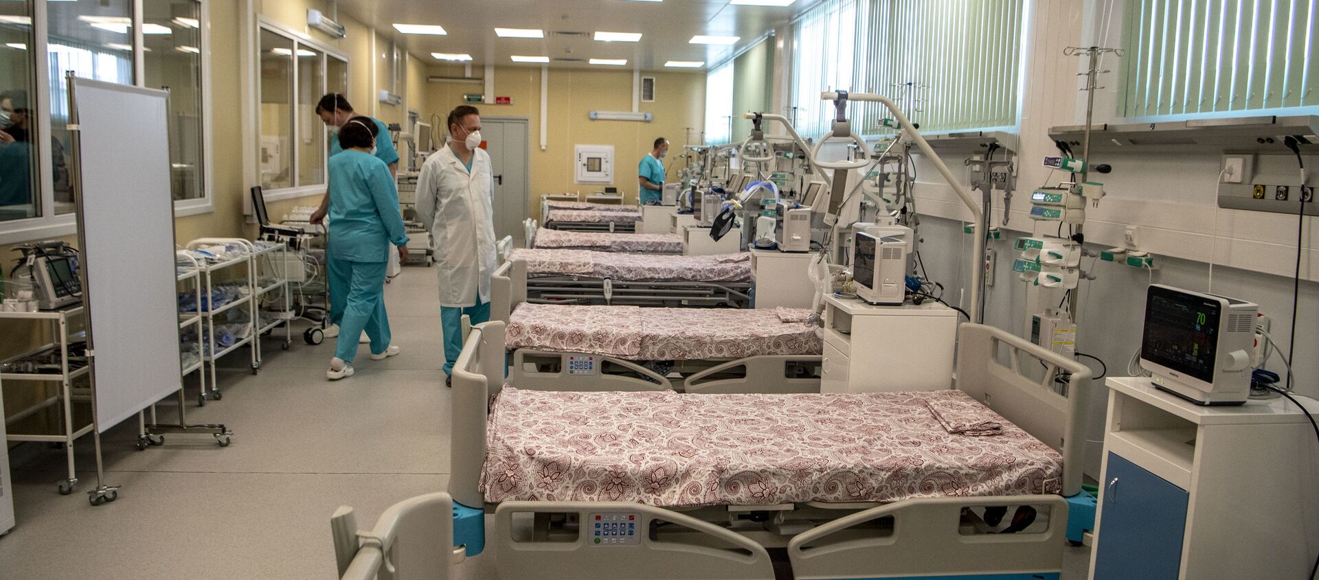 Медицинские работники готовят отделение реанимации новой больницы - Sputnik Молдова, 1920, 13.05.2020