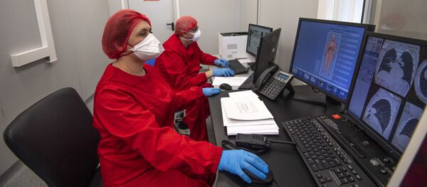 Медицинские работники используют компьютерную томографию - Sputnik Moldova