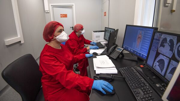 Медицинские работники используют компьютерную томографию - Sputnik Moldova