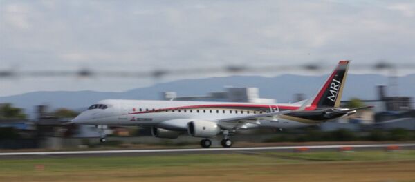 Спутник_Японцы аплодисментами встретили приземление нового реактивного самолета MRJ - Sputnik Moldova