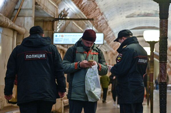 Полицейские и пассажир на станции метро Новокузнецкая в Москве - Sputnik Молдова