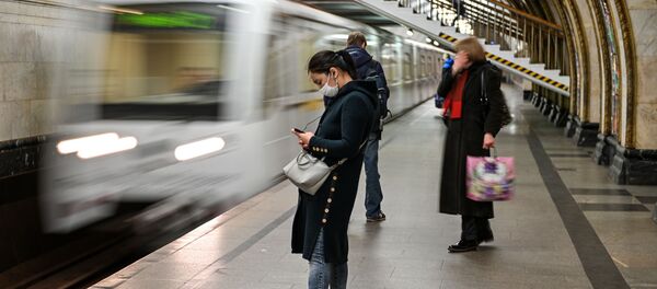 Пассажиры на станции Новослободская Московского метрополитена Пассажиры на станции Новослободская Московского метрополитена - Sputnik Moldova-România