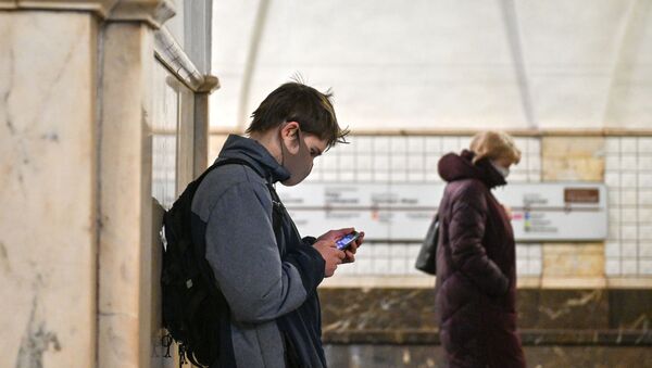 Пассажиры в защитных масках на станции метро Таганская Кольцевой линии в Москве - Sputnik Молдова