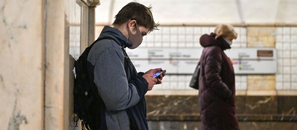 Пассажиры в защитных масках на станции метро Таганская Кольцевой линии в Москве - Sputnik Молдова