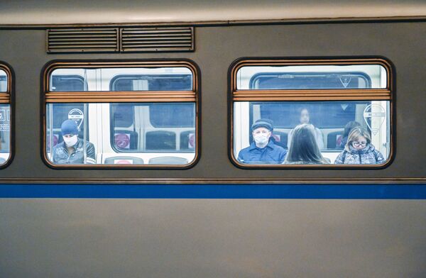 Пассажиры в поезде метро в Москве - Sputnik Молдова