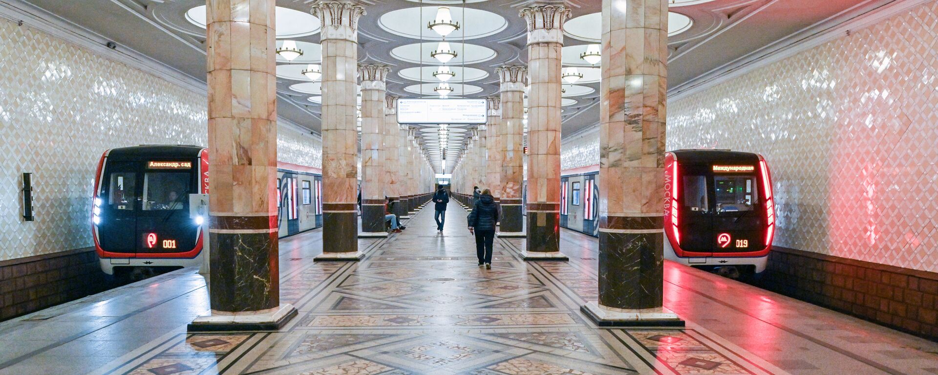 На станции Киевская Филевской линии метро в Москве - Sputnik Moldova-România, 1920, 12.08.2021