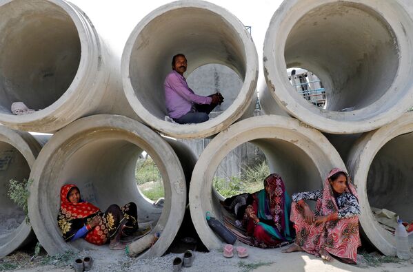 Рабочие-мигранты отдыхают в цементных трубах во время карантина на фоне эпидемии коронавируса, Индия - Sputnik Молдова