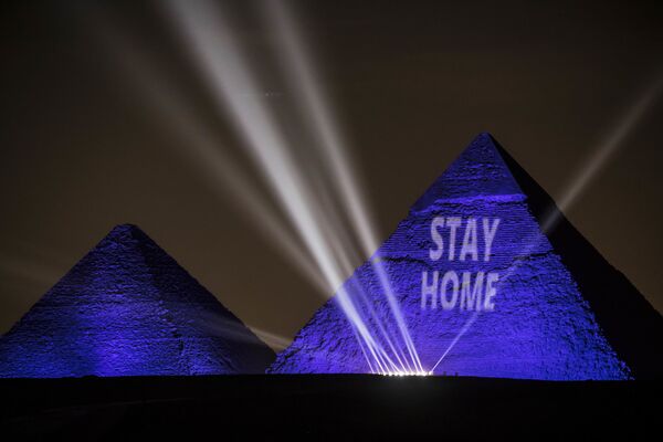 Надпись Оставайся дома на египетских пирамидах - Sputnik Молдова