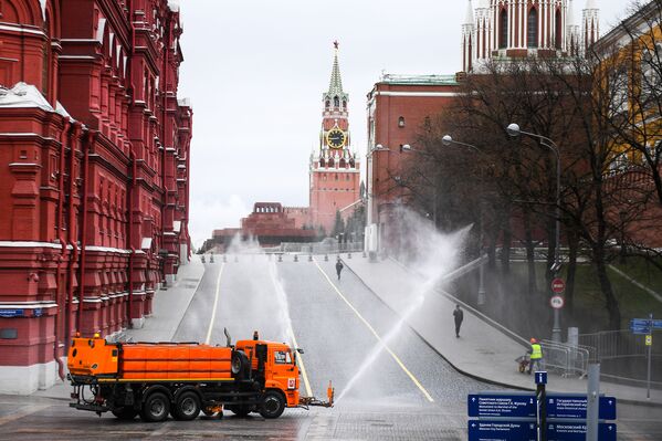 Автомобиль коммунальных служб дезинфицирует дороги и тротуары у Красной площади в Москве - Sputnik Молдова