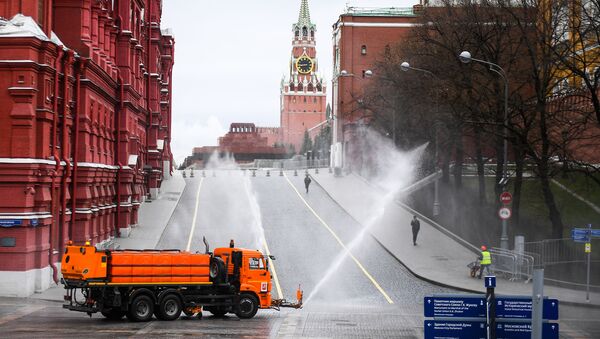 Автомобиль коммунальных служб дезинфицирует дороги и тротуары у Красной площади в Москве - Sputnik Молдова