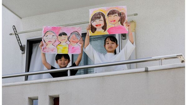Reku Matsui de 8 ani și Yaya Matsui de 12 ani și-au prezentat desenele de pe balcon casei din Tokyo, Japonia - Sputnik Moldova