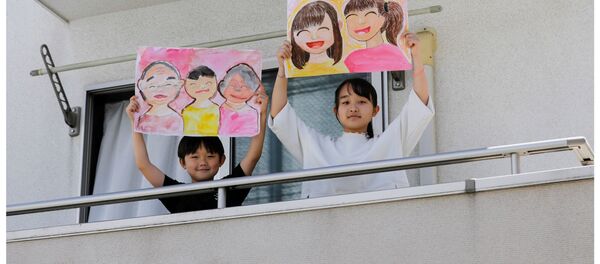 Reku Matsui de 8 ani și Yaya Matsui de 12 ani și-au prezentat desenele de pe balcon casei din Tokyo, Japonia - Sputnik Moldova