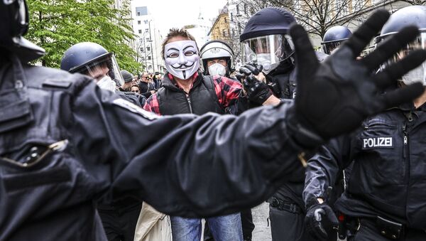 Berlin police broke up anti-lockdown demonstration of more than 1,000 people and arrested over 100 protesters for violation of coronavirus (COVID-19) restrictions, Berlin, Germany, 25.04.2020. - Sputnik Moldova-România