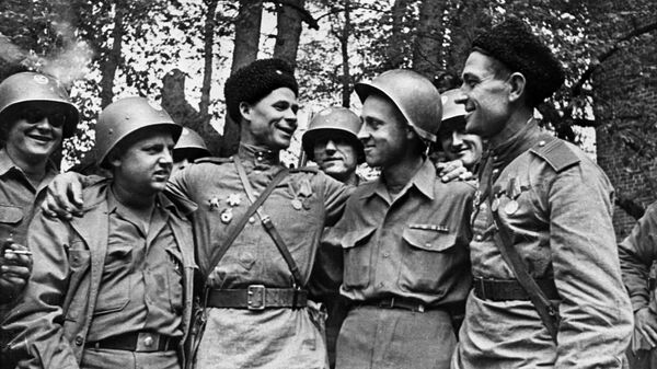 Встреча американских и советских солдат 25 апреля 1945 года недалеко от города Торгау. - Sputnik Молдова