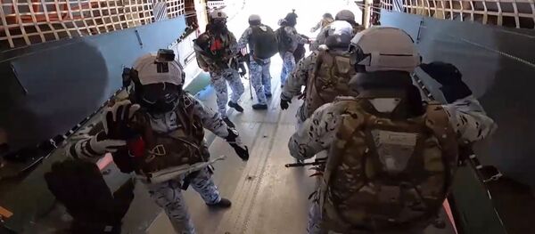 Эксклюзивные кадры десантирования на новых парашютных системах с высоты 10 тысяч метров в арктических условиях Эксклюзивные кадры десантирования на новых парашютных системах с высоты 10 тысяч метров в арктических условиях - Sputnik Молдова