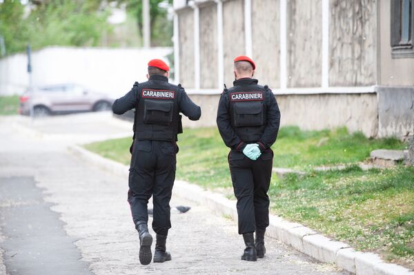 Carabinieri patrulează străzile adiacente cimitirului Armenesc.

 - Sputnik Moldova