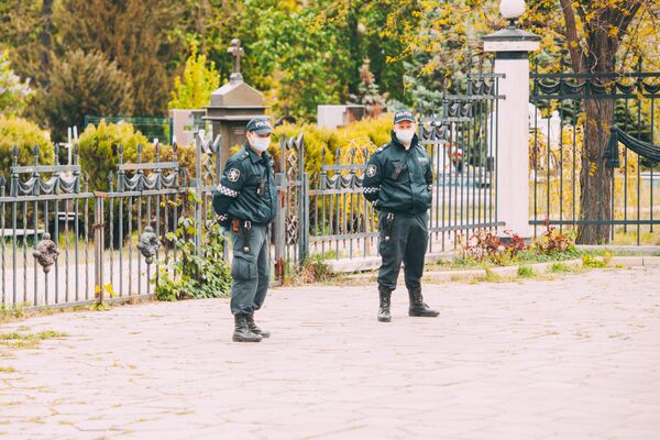 Polițiștii care asigură paza cimitirului respectă regulile de protecție contra COVID-19 - Sputnik Moldova