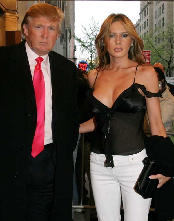 Donald Trump cu soția sa Melania la serata Sweet Charity Christina Applegate de la New York, 4 mai 2005 - Sputnik Moldova-România