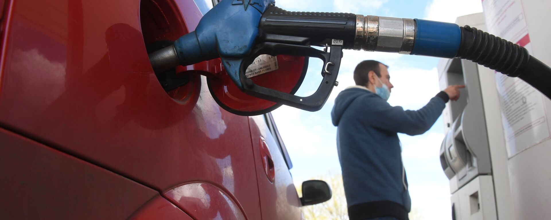 Мужчина оплачивает автомобильное топливо на одной из автозаправочных станций - Sputnik Молдова, 1920, 14.07.2021