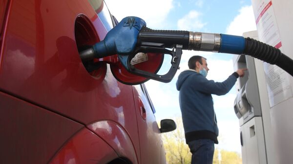 Мужчина оплачивает автомобильное топливо на одной из автозаправочных станций - Sputnik Moldova
