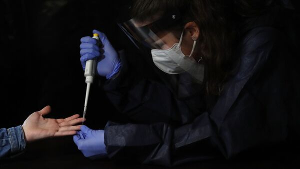 Медицинский работник проводит тестирование на коронавирус  - Sputnik Молдова