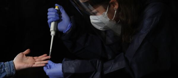 Медицинский работник проводит тестирование на коронавирус  - Sputnik Moldova