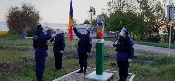 Polițiștii de frontieră au onorat Drapelul de Stat în toate subdiviziunile  - Sputnik Moldova