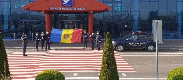 Polițiștii de frontieră au onorat Drapelul de Stat în toate subdiviziunile  - Sputnik Moldova