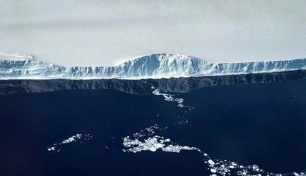 Отображение западного края айсберга А-68 в спокойной воде  - Sputnik Moldova-România