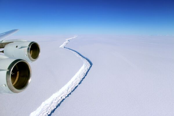 Вид на трещину на шельфовом леднике Ларсена - Sputnik Moldova-România