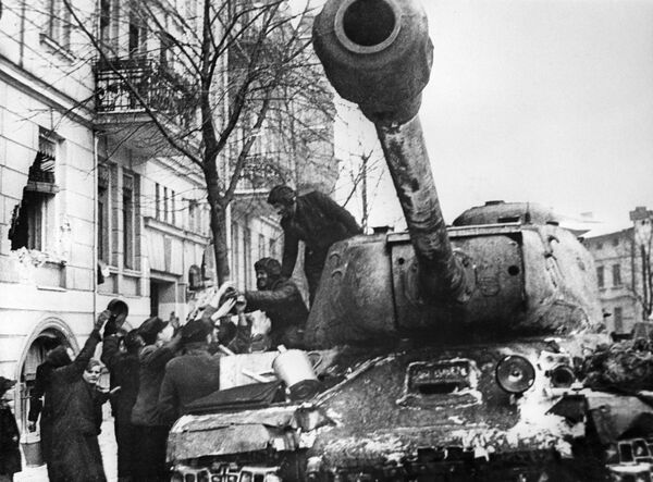 Жители города Познань приветствуют советских воинов-освободителей на ИС-2 - Sputnik Moldova