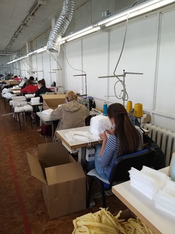 Afaceri reprofilate: O fabrică de tricotaj din Chișinău produce acum măști de protecție Afaceri reprofilate: O fabrică de tricotaj din Chișinău produce acum măști de protecție - Sputnik Moldova