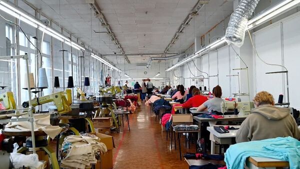 O fabrică de tricotaj din Chișinău s-a reprofilat și produce măști - Sputnik Moldova
