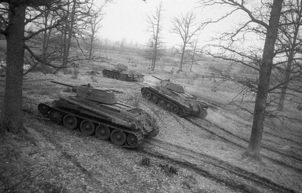 Советские танки Т-34 выходят на рубежи атаки - Sputnik Moldova-România