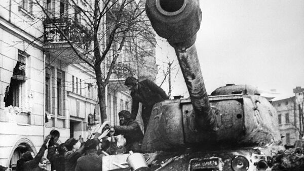 Жители города Познань приветствуют советских воинов-освободителей на ИС-2 - Sputnik Молдова