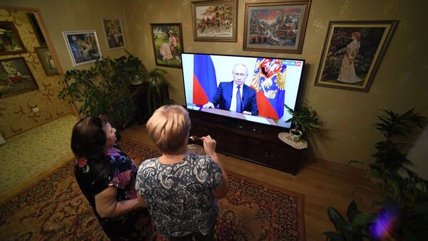 Жители Владивостока во время трансляции обращения президента России Владимира Путина к гражданам из-за ситуации с коронавирусом - Sputnik Moldova