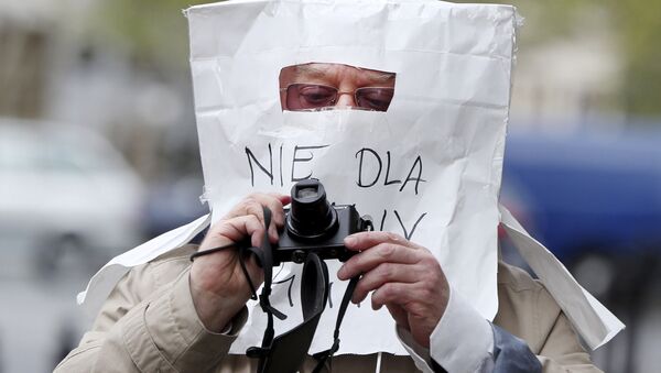 Фотограф в защитной маске, сделанной из бумажного пакета, в Варшаве, Польша - Sputnik Молдова