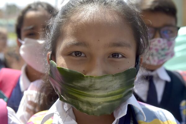 Колумбийская школьница в защитной маске из вторсырья и биоразлагаемых материалов - Sputnik Moldova