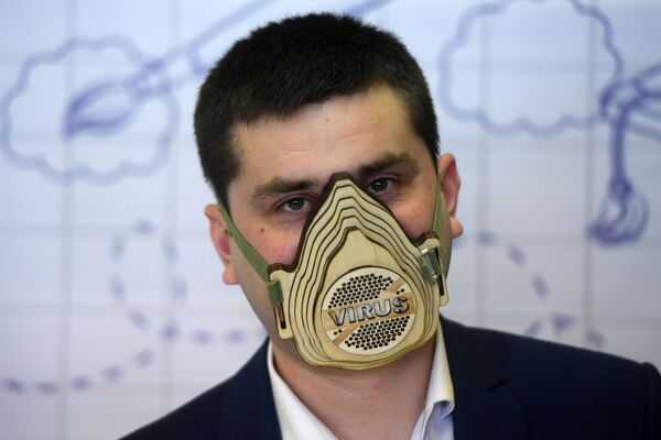 Житель Татарстана Радик Гурьев в изготовленной им из фанеры многоразовой маске - Sputnik Moldova