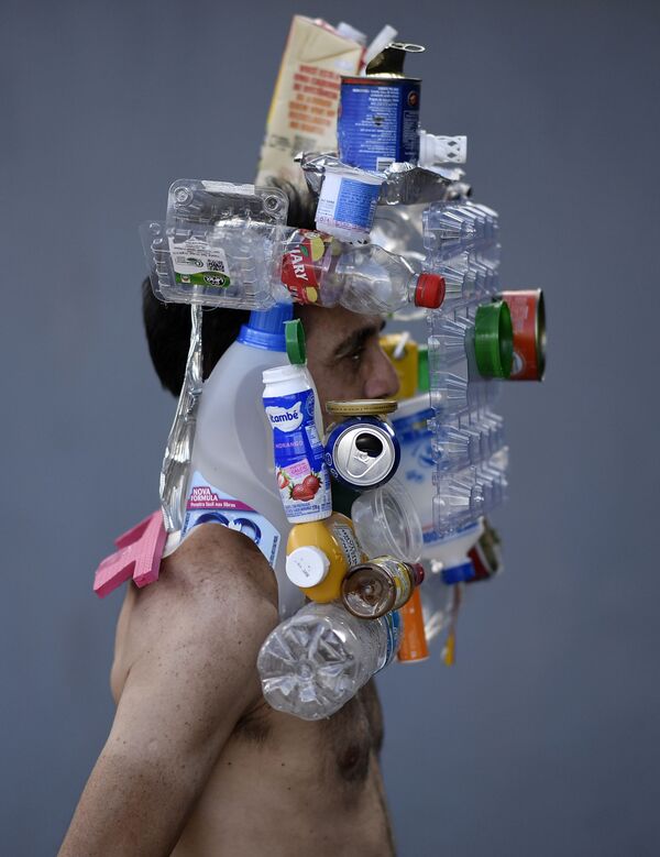 Бразильский фэшн-фотограф Марсио Родригес в самодельной защитной маске из бутылок, банок и коробок - Sputnik Moldova