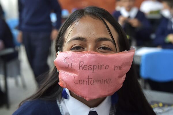 Колумбийская школьница в защитной маске из вторсырья и биоразлагаемых материалов - Sputnik Moldova