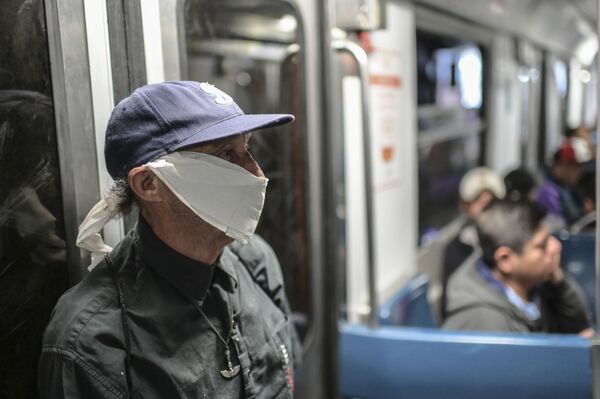 Мужчина в самодельной защитной маске из туалетной бумаги в метро в Мехико, Мексика - Sputnik Moldova