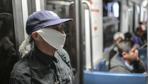 Мужчина в самодельной защитной маске из туалетной бумаги в метро в Мехико, Мексика - Sputnik Moldova-România