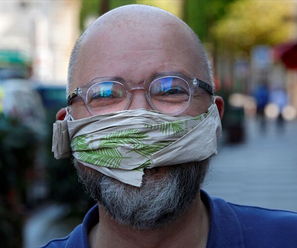 Мужчина в самодельной защитной маске из салфетки в пригороде Парижа, Франция - Sputnik Moldova