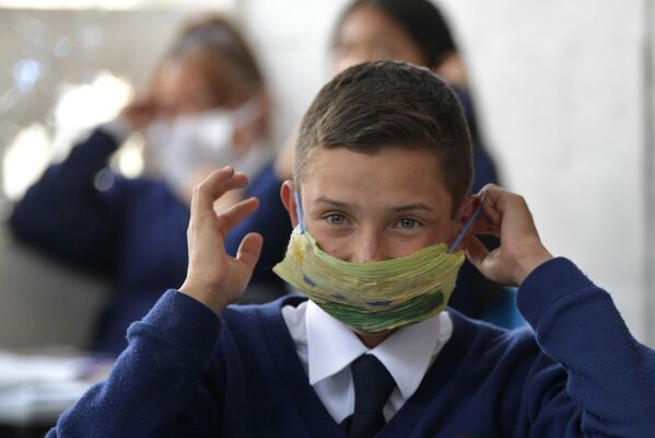 Колумбийский школьник в защитной маске из вторсырья и биоразлагаемых материалов - Sputnik Moldova