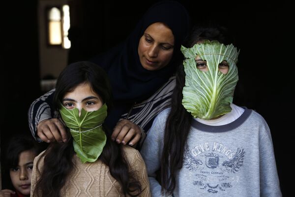 Палестинка надевает на свои детей маски из капусты - Sputnik Молдова