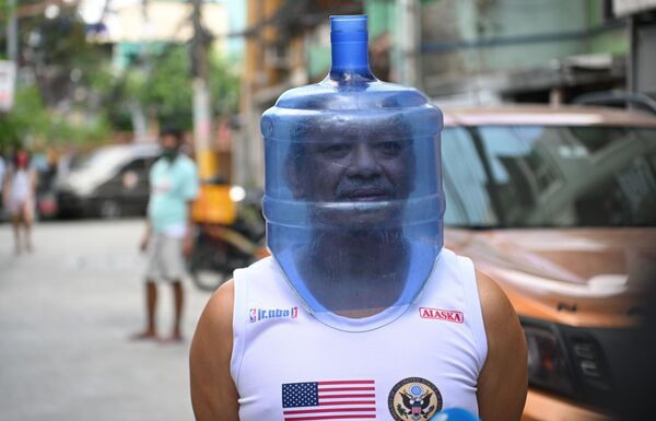 Мужчина в импровизированном защитном шлеме от коронавируса, сделанном из пластиковой бутыли, Манила - Sputnik Молдова
