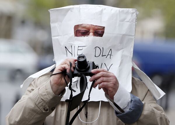 Фотограф в защитной маске, сделанной из бумажного пакета, в Варшаве, Польша - Sputnik Молдова