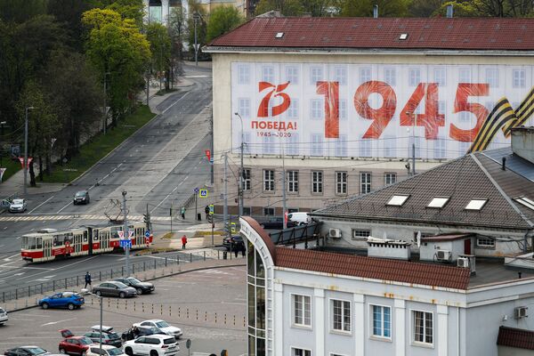 Баннер, посвященный празднованию 75-летия победы в Великой Отечественной войне, на здании городской администрации в Калининграде - Sputnik Moldova